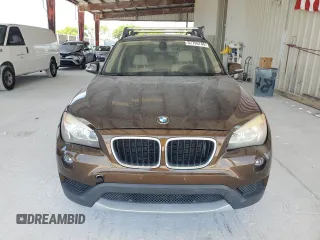 2013 BMW X1 xDrive28i z VIN WBAVL1C53DVR82218, wystawiony jako Copart lot #57795745 z przebiegiem Nie podano mil oraz Tytuł czysty. Historia ofert i sprzedaży dostępna na DreamBid. Obrazek 5.
