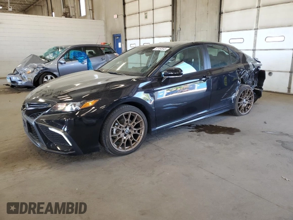 2023 Toyota Camry SE z VIN 4T1T11BK0PU104839, wystawiony jako Copart lot #57154545 z przebiegiem 30 982 mil mil oraz Szkoda całkowita • Salvage title. Historia ofert i sprzedaży dostępna na DreamBid. Obrazek 1.