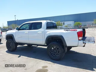 2017 Toyota Tacoma SR5 z VIN 3TMCZ5AN7HM095515, wystawiony jako IAAI lot #42150909 z przebiegiem 70 603 mil mil oraz . Historia ofert i sprzedaży dostępna na DreamBid. Obrazek 14.