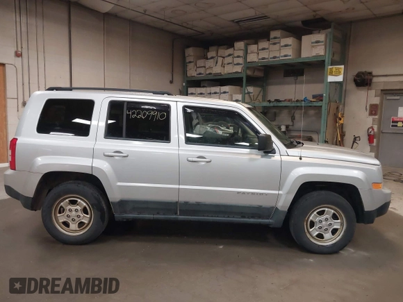 2011 Jeep Patriot Latitude z VIN 1J4NF1GB9BD266334, wystawiony jako IAAI lot #42209910 z przebiegiem 98 442 mil mil oraz . Historia ofert i sprzedaży dostępna na DreamBid. Obrazek 14.