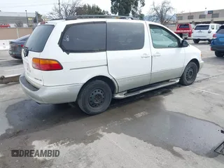 1998 Toyota Sienna LE with VIN 4T3ZF13C9WU088651, listed as a IAAI auction lot 41820184 with 172,808 mi miles. Bid and sale history available at carsss.com. Image 4.