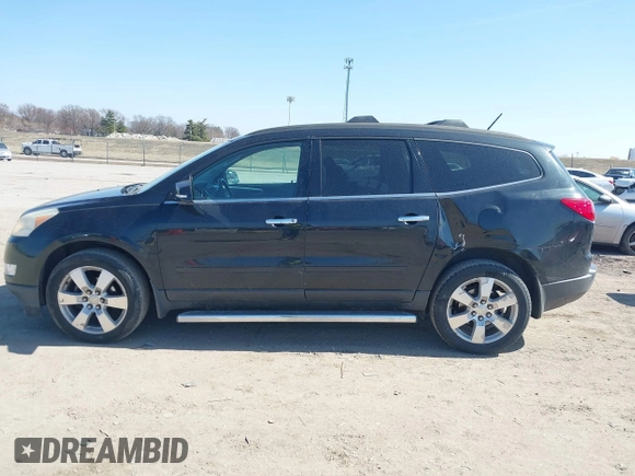 2011 Chevrolet Traverse 1LT z VIN 1GNKRGEDXBJ413826, wystawiony jako IAAI lot #41774666 z przebiegiem 190 483 mil mil oraz . Historia ofert i sprzedaży dostępna na DreamBid. Obrazek 14.
