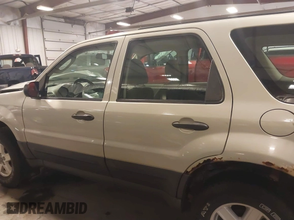2005 Ford Escape XLS Value with VIN 1FMYU02Z35KA57707, listed as a IAAI auction lot 41759027 with 1 mi miles. Bid and sale history available at carsss.com. Image 13.