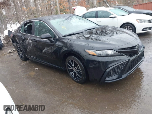 2022 Toyota Camry SE with VIN 4T1G11AK9NU714724, listed as a IAAI auction lot 41504720 with 63,237 mi miles. Bid and sale history available at carsss.com. Image 1.