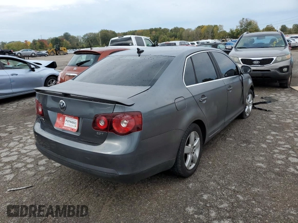 2008 Volkswagen Jetta SE z VIN 3VWRZ71K88M184258, wystawiony jako Copart lot #51010594 z przebiegiem 172 196 mil mil oraz Nie do naprawy • Non repairable. Historia ofert i sprzedaży dostępna na DreamBid. Obrazek 4.