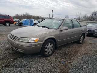 1999 Toyota Camry LE z VIN JT2BF28K6X0215555, wystawiony jako Copart lot #52587985 z przebiegiem 201 225 mil mil oraz Szkoda całkowita • Salvage title. Historia ofert i sprzedaży dostępna na DreamBid. Obrazek 1.