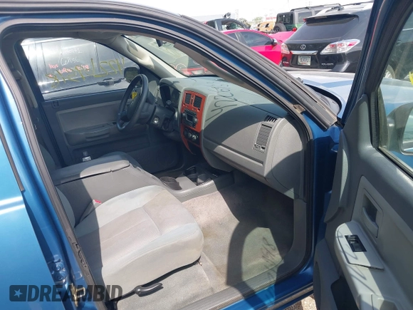 2005 Dodge Dakota SLT z VIN 1D7HE48K25S163588, wystawiony jako IAAI lot #42269518 z przebiegiem 177 850 mil mil oraz . Historia ofert i sprzedaży dostępna na DreamBid. Obrazek 5.