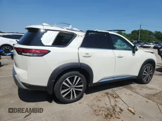 2023 Nissan Pathfinder Platinum z VIN 5N1DR3DK1PC223933, wystawiony jako Copart lot #59137525 z przebiegiem 21 193 mil mil oraz Szkoda całkowita • Salvage title. Historia ofert i sprzedaży dostępna na DreamBid. Obrazek 3.
