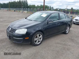 2008 Volkswagen Jetta SE z VIN 3VWRM71K98M091991, wystawiony jako IAAI lot #42550309 z przebiegiem 136 264 mil mil oraz . Historia ofert i sprzedaży dostępna na DreamBid. Obrazek 2.