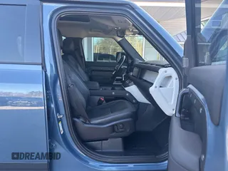 2020 Land Rover Defender SE z VIN SALEPEEU6L2017266, wystawiony jako IAAI lot #42120066 z przebiegiem 117 429 mil mil oraz . Historia ofert i sprzedaży dostępna na DreamBid. Obrazek 5.