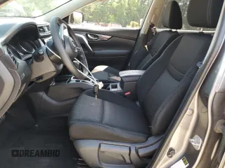 2017 Nissan Rogue SV z VIN KNMAT2MV0HP613929, wystawiony jako Copart lot #61374035 z przebiegiem 127 530 mil mil oraz Szkoda całkowita • Salvage title. Historia ofert i sprzedaży dostępna na DreamBid. Obrazek 7.