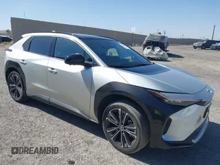 2023 Toyota bZ4X XLE z VIN JTMAAAAA6PA015170, wystawiony jako IAAI lot #42119233 z przebiegiem 64 284 mil mil oraz . Historia ofert i sprzedaży dostępna na DreamBid. Obrazek 1.