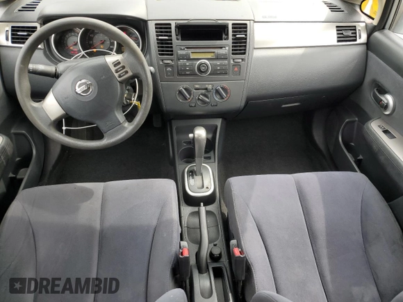 2009 Nissan Versa S z VIN 3N1BC13E59L355648, wystawiony jako Copart lot #57396955 z przebiegiem 67 768 mil mil oraz Szkoda całkowita • Salvage title. Historia ofert i sprzedaży dostępna na DreamBid. Obrazek 8.