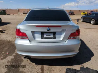2009 BMW 1 Series 128i z VIN WBAUP73589VK75593, wystawiony jako Copart lot #54456155 z przebiegiem 127 576 mil mil oraz Szkoda całkowita • Salvage title. Historia ofert i sprzedaży dostępna na DreamBid. Obrazek 6.