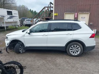 2018 Volkswagen Tiguan SEL z VIN 3VV2B7AX5JM164450, wystawiony jako IAAI lot #42191718 z przebiegiem 68 556 mil mil oraz . Historia ofert i sprzedaży dostępna na DreamBid. Obrazek 14.