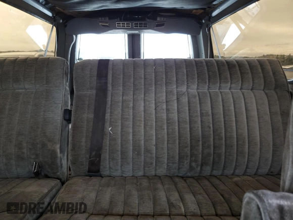 1990 GMC Suburban z VIN 1GKGR26N7LF537148, wystawiony jako Copart lot #45388815 z przebiegiem 265 951 mil mil oraz Czysty tytuł • Clean title. Historia ofert i sprzedaży dostępna na DreamBid. Obrazek 10.