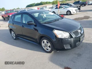2010 Pontiac Vibe 1SA z VIN 5Y2SP6E88AZ419104, wystawiony jako IAAI lot #42324316 z przebiegiem 176 371 mil mil oraz . Historia ofert i sprzedaży dostępna na DreamBid. Obrazek 1.