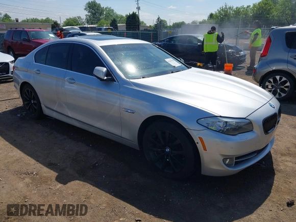 2013 BMW 5 Series 528i xDrive z VIN WBAXH5C50DD107881, wystawiony jako IAAI lot #42279780 z przebiegiem 205 890 mil mil oraz . Historia ofert i sprzedaży dostępna na DreamBid. Obrazek 1.