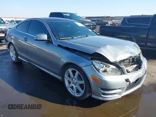 2013 Mercedes-Benz C 250 z VIN WDDGJ4HBXDG020882, wystawiony jako IAAI lot #41466590 z przebiegiem 144 976 mil mil oraz . Historia ofert i sprzedaży dostępna na DreamBid. Obrazek 1.