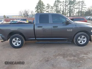 2018 Ram 1500 Tradesman z VIN 1C6RR6FG8JS284091, wystawiony jako IAAI lot #41439973 z przebiegiem 62 429 mil mil oraz . Historia ofert i sprzedaży dostępna na DreamBid. Obrazek 13.