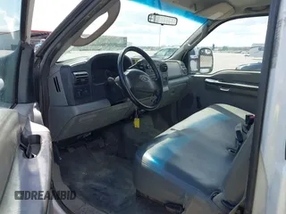 2005 Ford F-350 XL z VIN 1FDSF34575EC16707, wystawiony jako IAAI lot #42140911 z przebiegiem 93 732 mil mil oraz . Historia ofert i sprzedaży dostępna na DreamBid. Obrazek 5.