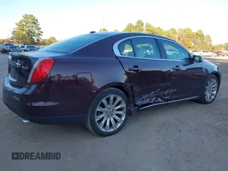 2011 Lincoln MKS z VIN 1LNHL9DRXBG606788, wystawiony jako IAAI lot #40963426 z przebiegiem 127 108 mil mil oraz . Historia ofert i sprzedaży dostępna na DreamBid. Obrazek 4.