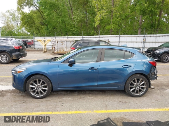 2018 Mazda 3 Touring z VIN 3MZBN1L38JM235604, wystawiony jako IAAI lot #42333995 z przebiegiem 69 541 mil mil oraz . Historia ofert i sprzedaży dostępna na DreamBid. Obrazek 14.