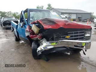 1992 GMC Sonoma z VIN 1GTCS14A9N8529102, wystawiony jako IAAI lot #42268788 z przebiegiem 83 781 mil mil oraz . Historia ofert i sprzedaży dostępna na DreamBid. Obrazek 1.