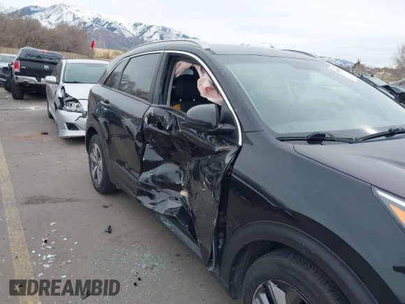 2020 Kia Niro LXS with VIN KNDCB3LC6L5369757, listed as a IAAI auction lot 41461384 with 143,926 mi miles. Bid and sale history available at carsss.com. Image 6.