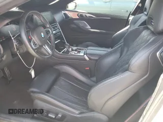 2020 BMW M8 z VIN WBSAE0C04LCD59061, wystawiony jako Copart lot #48002453 z przebiegiem 13 384 mil mil oraz . Historia ofert i sprzedaży dostępna na DreamBid. Obrazek 7.