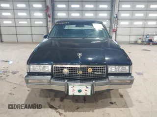 1989 Cadillac DeVille z VIN 1G6CD5159K4356924, wystawiony jako IAAI lot #41526057 z przebiegiem 148 134 mil mil oraz . Historia ofert i sprzedaży dostępna na DreamBid. Obrazek 13.