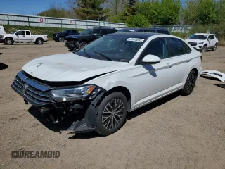 2020 Volkswagen Jetta S z VIN 3VWC57BU5LM105459, wystawiony jako Copart lot #56303695 z przebiegiem 127 318 mil mil oraz Czysty tytuł • Clean title. Historia ofert i sprzedaży dostępna na DreamBid. Obrazek 1.