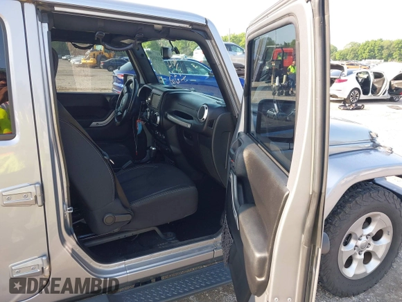 2015 Jeep Wrangler Unlimited Sahara with VIN 1C4BJWEG9FL570780, listed as a IAAI auction lot 42474940 with 116,226 mi miles and . Bid and sale history available at DreamBid. Image 5.