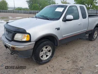 2003 Ford F-150 XL z VIN 1FTRX18W93NA69004, wystawiony jako IAAI lot #42154104 z przebiegiem 210 344 mil mil oraz . Historia ofert i sprzedaży dostępna na DreamBid. Obrazek 2.