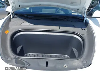 2023 Tesla Model Y Long Range z VIN 7SAYGDEE5PA104635, wystawiony jako IAAI lot #41989014 z przebiegiem 15 347 mil mil oraz . Historia ofert i sprzedaży dostępna na DreamBid. Obrazek 10.