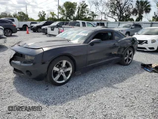 2013 Chevrolet Camaro LS z VIN 2G1FA1E3XD9167695, wystawiony jako Copart lot #58747745 z przebiegiem 149 803 mil mil oraz Czysty tytuł • Clean title. Historia ofert i sprzedaży dostępna na DreamBid. Obrazek 1.