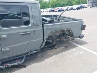2021 Jeep Gladiator High Altitude z VIN 1C6HJTFG1ML597807, wystawiony jako IAAI lot #42336812 z przebiegiem 46 450 mil mil oraz . Historia ofert i sprzedaży dostępna na DreamBid. Obrazek 6.