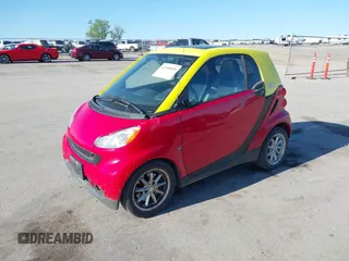 2009 Smart fortwo Pure z VIN WMEEJ31X99K290533, wystawiony jako IAAI lot #42198999 z przebiegiem 50 608 mil mil oraz . Historia ofert i sprzedaży dostępna na DreamBid. Obrazek 2.