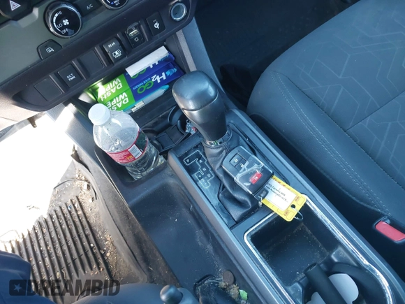 2018 Toyota Tacoma SR5 z VIN 3TMAZ5CN0JM077058, wystawiony jako IAAI lot #41685472 z przebiegiem 37 945 mil mil oraz . Historia ofert i sprzedaży dostępna na DreamBid. Obrazek 11.