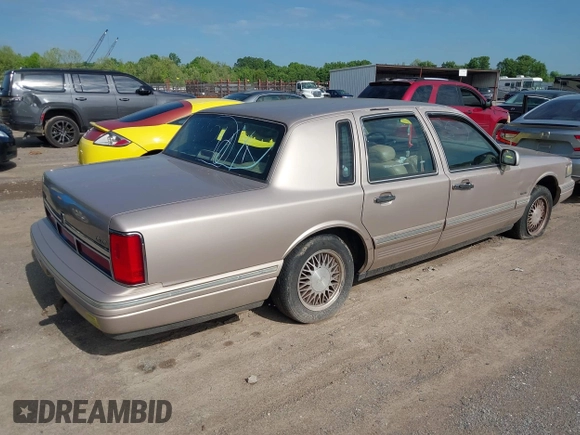 1997 Lincoln Town Car Signature z VIN 1LNLM82W6VY758933, wystawiony jako IAAI lot #42111472 z przebiegiem 156 999 mil mil oraz . Historia ofert i sprzedaży dostępna na DreamBid. Obrazek 4.