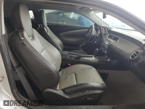 2012 Chevrolet Camaro 2LT z VIN 2G1FC1E39C9168510, wystawiony jako Copart lot #43344355 z przebiegiem 85 983 mil mil oraz Szkoda całkowita • Salvage title. Historia ofert i sprzedaży dostępna na DreamBid. Obrazek 7.