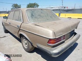 1981 Mercedes-Benz 300 D z VIN WDBAB30A9BB219442, wystawiony jako IAAI lot #42476756 z przebiegiem 274 561 mil mil oraz . Historia ofert i sprzedaży dostępna na DreamBid. Obrazek 3.