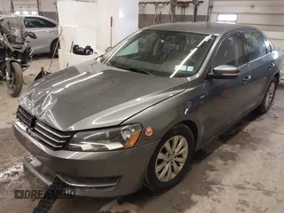 2014 Volkswagen Passat Wolfsburg Edition z VIN 1VWAT7A31EC080098, wystawiony jako IAAI lot #41719111 z przebiegiem 166 828 mil mil oraz . Historia ofert i sprzedaży dostępna na DreamBid. Obrazek 2.
