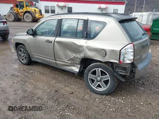2008 Jeep Compass Sport with VIN 1J8FF47W08D728845, listed as a IAAI auction lot 41673205 with 70,333 mi miles. Bid and sale history available at carsss.com. Image 3.