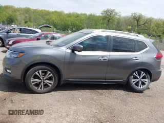 2017 Nissan Rogue SL z VIN 5N1AT2MV0HC879552, wystawiony jako IAAI lot #42242389 z przebiegiem 112 944 mil mil oraz . Historia ofert i sprzedaży dostępna na DreamBid. Obrazek 14.