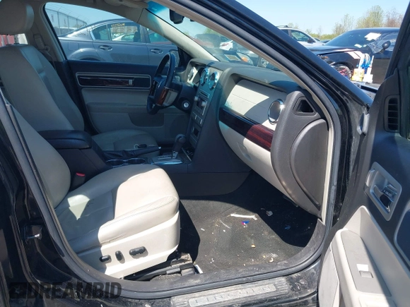 2007 Lincoln MKZ z VIN 3LNHM26TX7R636306, wystawiony jako IAAI lot #42220142 z przebiegiem 152 728 mil mil oraz . Historia ofert i sprzedaży dostępna na DreamBid. Obrazek 5.