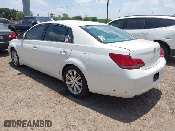 2008 Toyota Avalon XL z VIN 4T1BK36B68U292301, wystawiony jako IAAI lot #42490401 z przebiegiem 248 104 mil mil oraz . Historia ofert i sprzedaży dostępna na DreamBid. Obrazek 3.