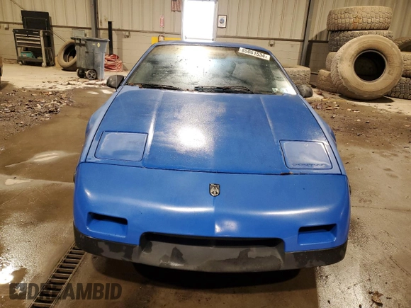 1987 Pontiac Fiero z VIN 1G2PF11R6HP237261, wystawiony jako Copart lot #85061534 z przebiegiem Nie podano mil oraz Czysty tytuł • Clean title. Historia ofert i sprzedaży dostępna na DreamBid. Obrazek 5.