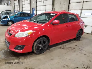 2009 Toyota Matrix S z VIN 2T1LE40E49C009823, wystawiony jako Copart lot #46596895 z przebiegiem 177 993 mil mil oraz Szkoda całkowita • Salvage title. Historia ofert i sprzedaży dostępna na DreamBid. Obrazek 1.