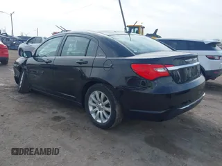 2013 Chrysler 200 Touring z VIN 1C3CCBBB5DN699931, wystawiony jako IAAI lot #42023004 z przebiegiem 62 737 mil mil oraz . Historia ofert i sprzedaży dostępna na DreamBid. Obrazek 3.